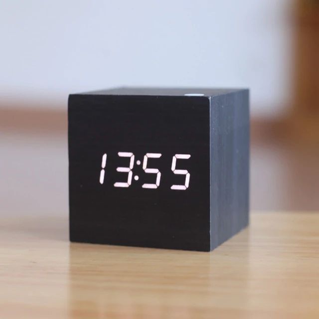 Kuution Digitaalikello – Minimalistinen Muotoilu Ja LED-näyttö