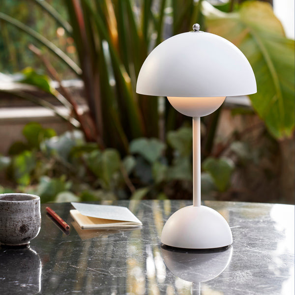 Přenosná stolní lampa – moderní design a nomádské osvětlení