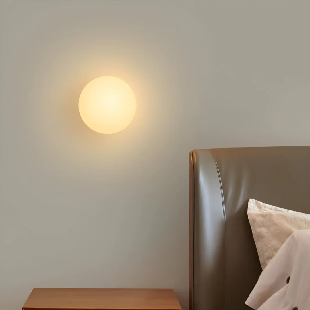 Aplica de perete din sticlă – Eleganță și lumină subtilă