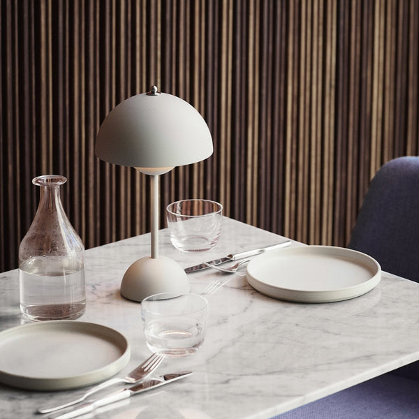 ポータブルテーブルランプ – モダンデザインと移動式照明