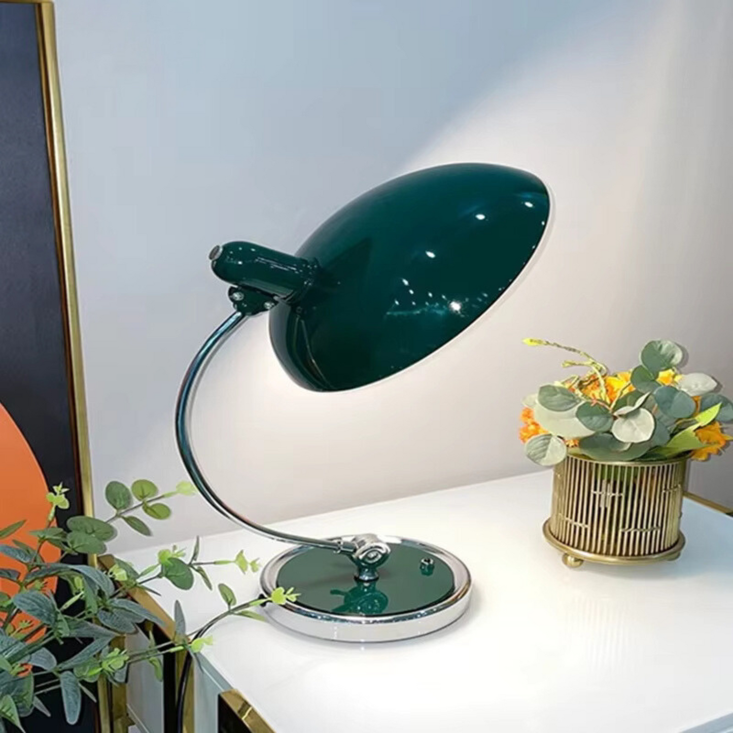 Moderne Skrivebordslampe – Elegant Design Og Solid Struktur