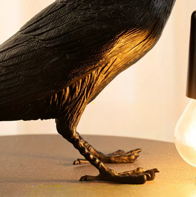 Dekorative Lampe — Krähe für eine mysteriöse Atmosphäre 
