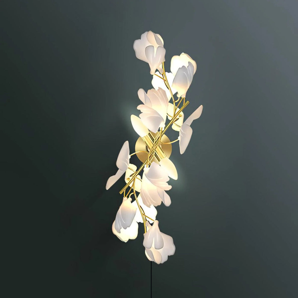 Blomstret vegglampe - Gylden eleganse og mykt lys