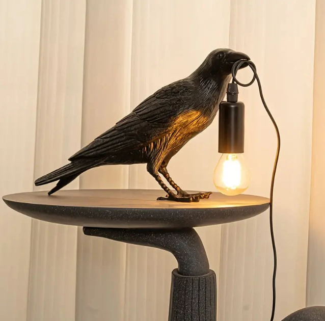 Dekorative Lampe — Krähe für eine mysteriöse Atmosphäre 