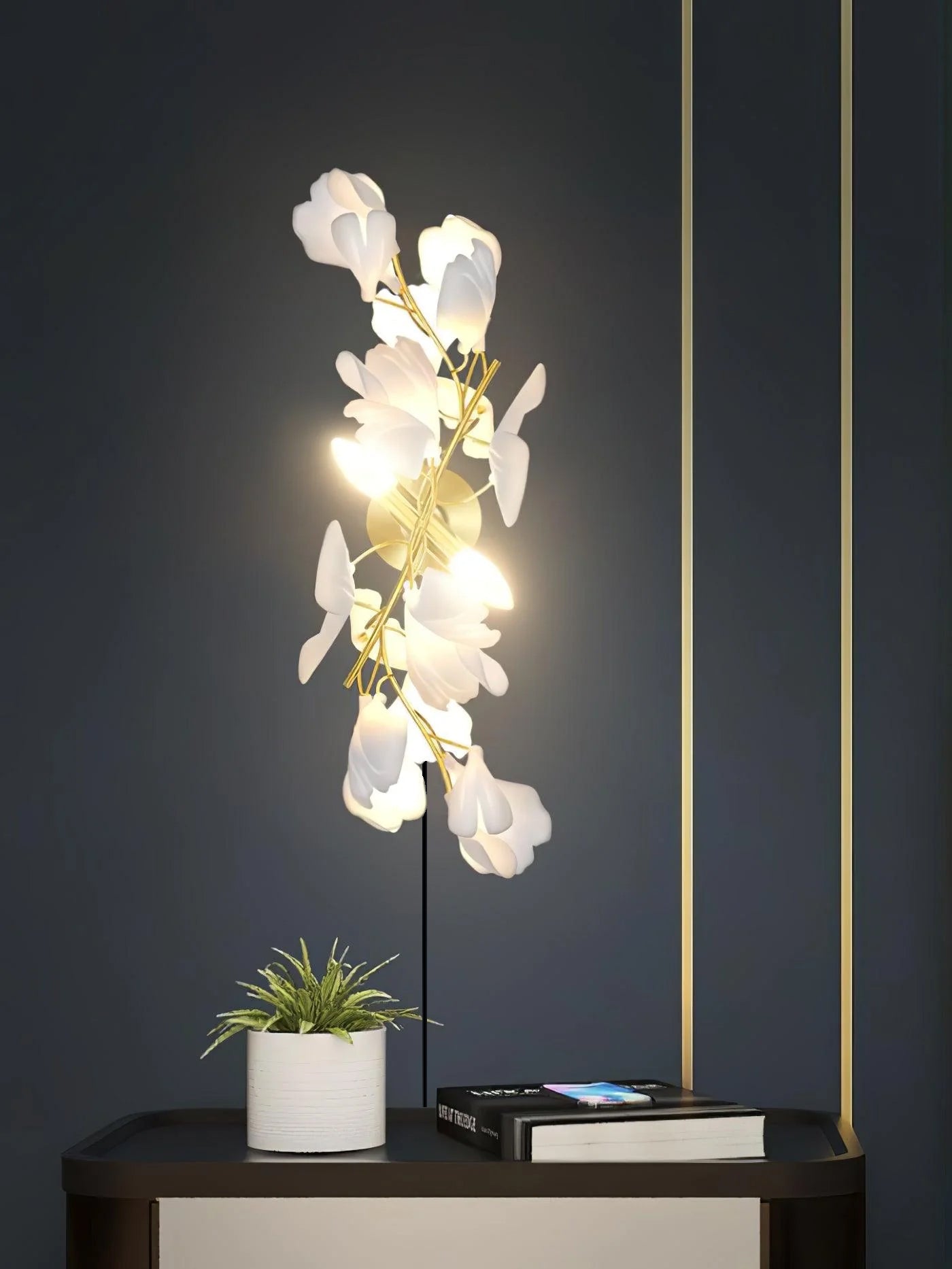 Lampada da parete floreale - Eleganza dorata e luce morbida