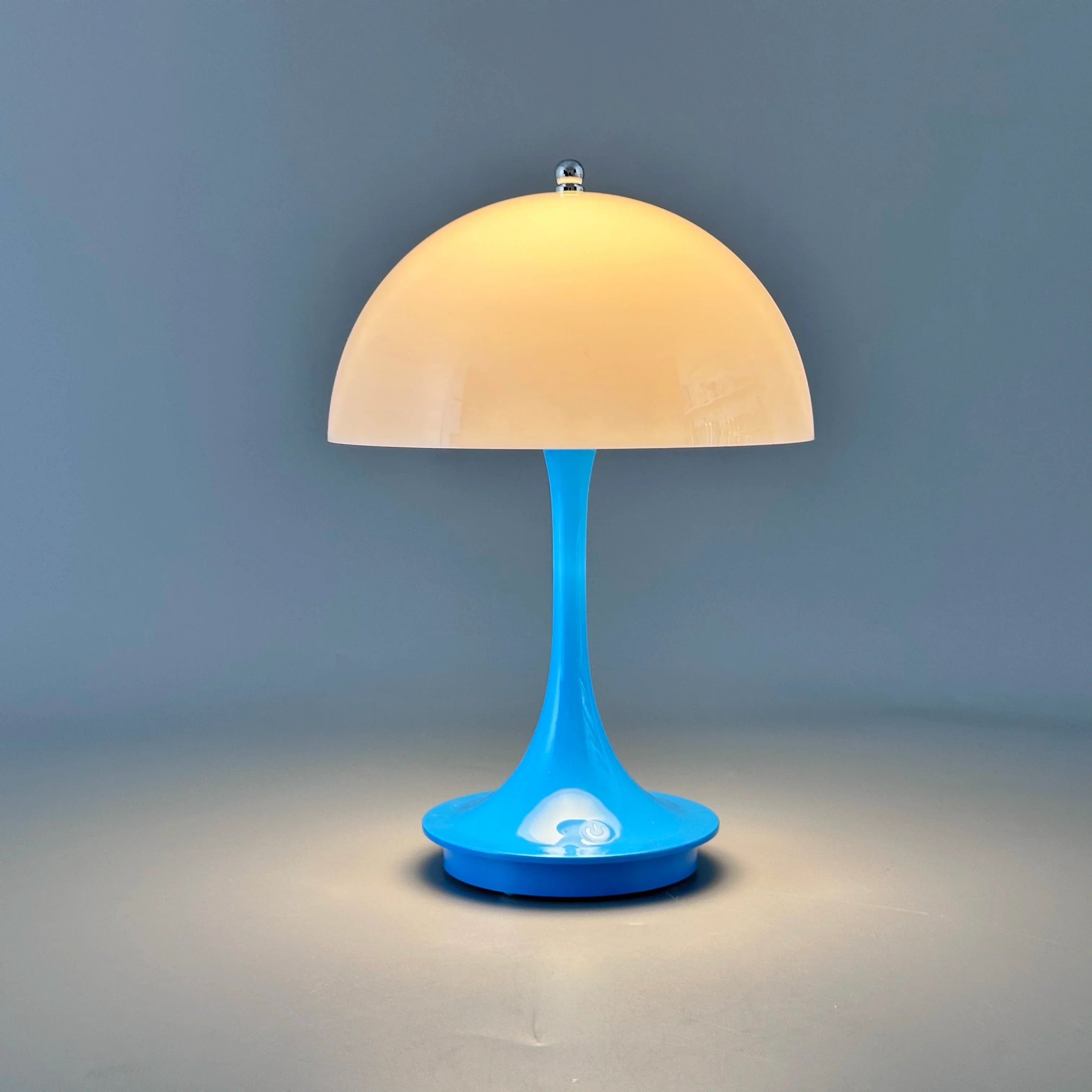 LED Tischlampe – Wiederaufladbar und mit drei Helligkeitsstufen 