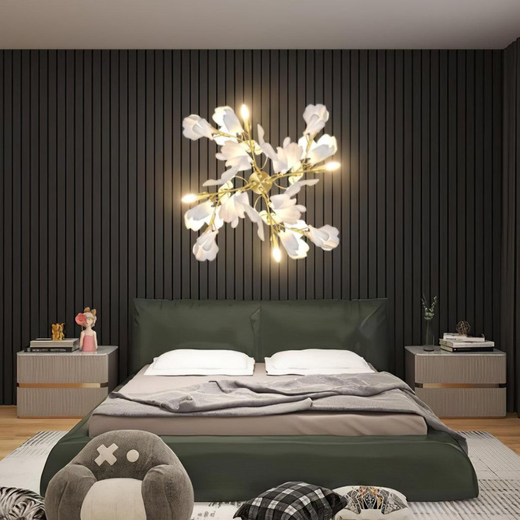 Blomstret vegglampe - Gylden eleganse og mykt lys