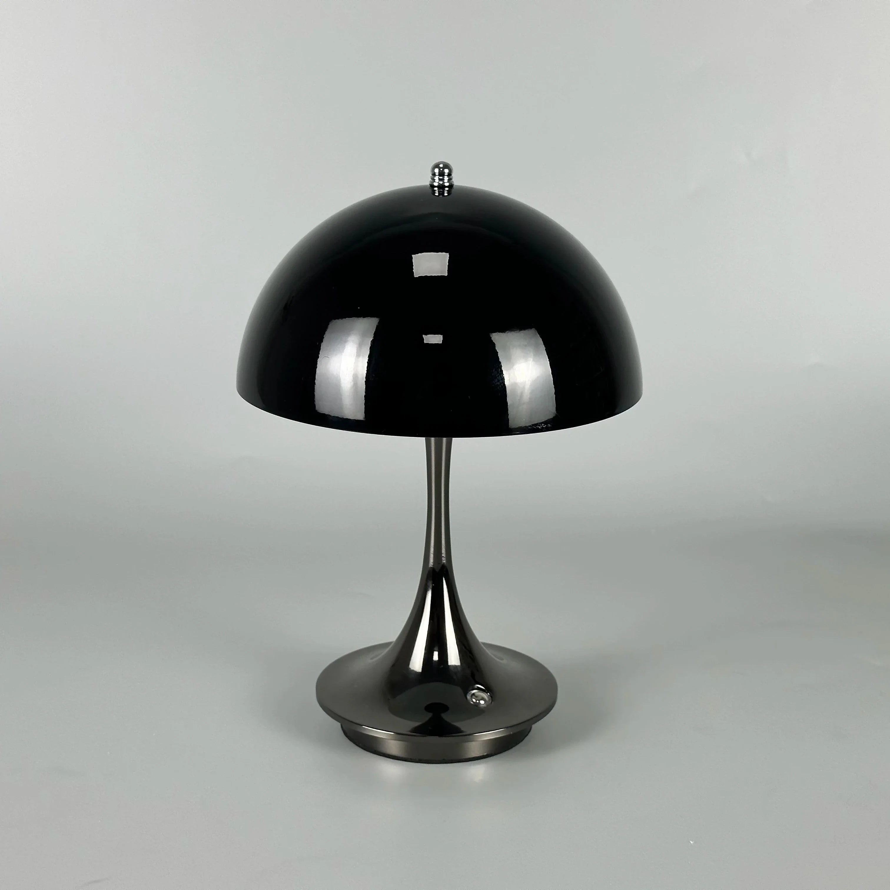 LED Tischlampe – Wiederaufladbar und mit drei Helligkeitsstufen 