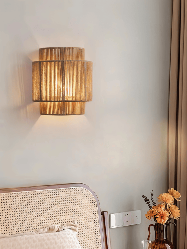 Rattanowa lampa ścienna z kloszem z liny konopnej - naturalne światło i autentyczny urok