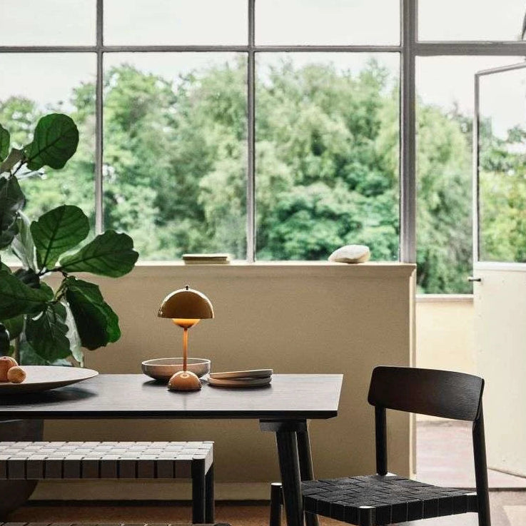 Lampă de Masă Portabilă – Design Modern și Iluminat Nomad 