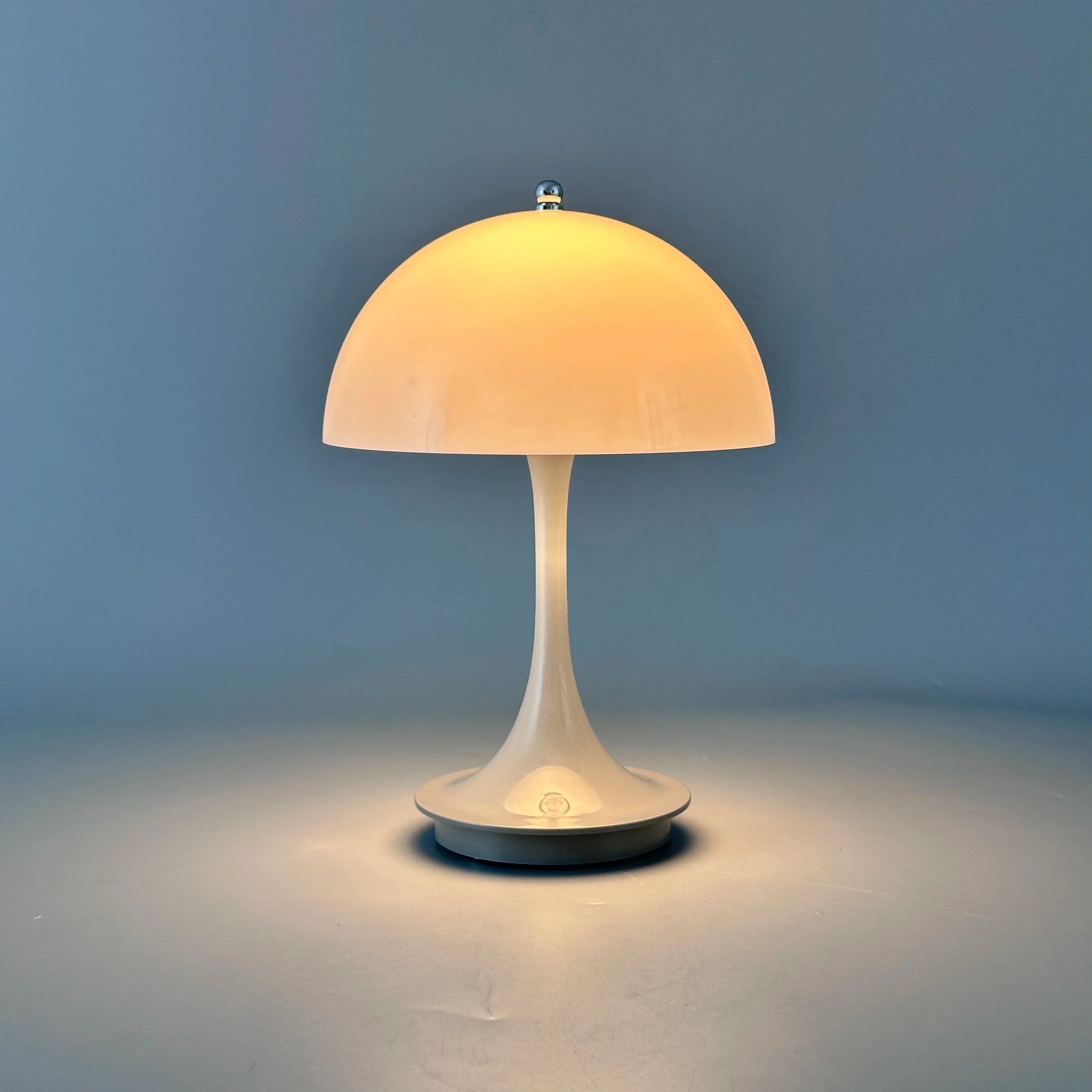 LED Tischlampe – Wiederaufladbar und mit drei Helligkeitsstufen 