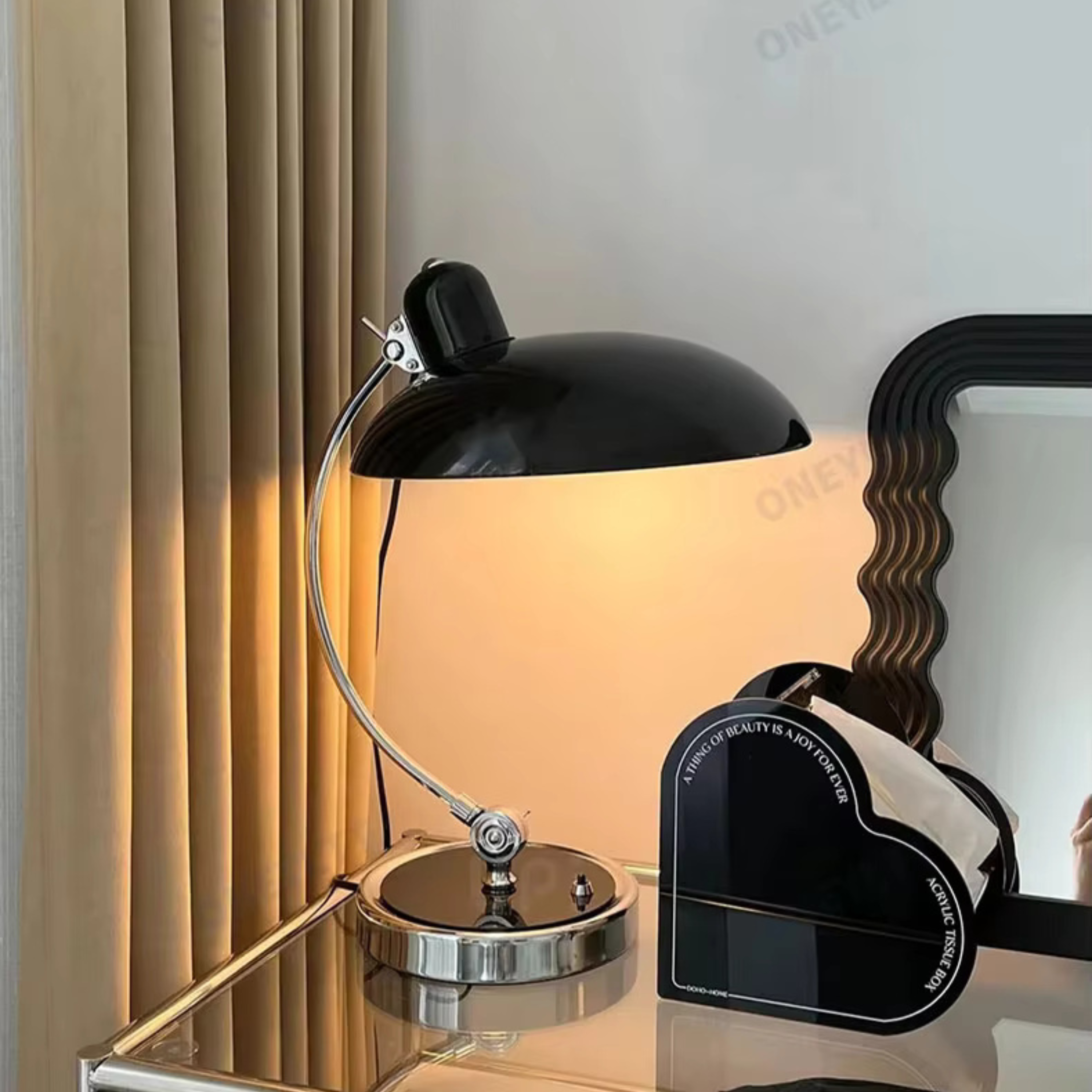 Moderní Stolní Lampa – Elegantní Styl A Pevná Konstrukce 