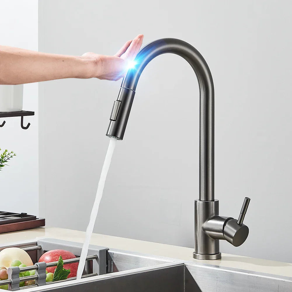 Torneira de Cozinha Inteligente – Sensor Táctil e Chuveiro Flexível 