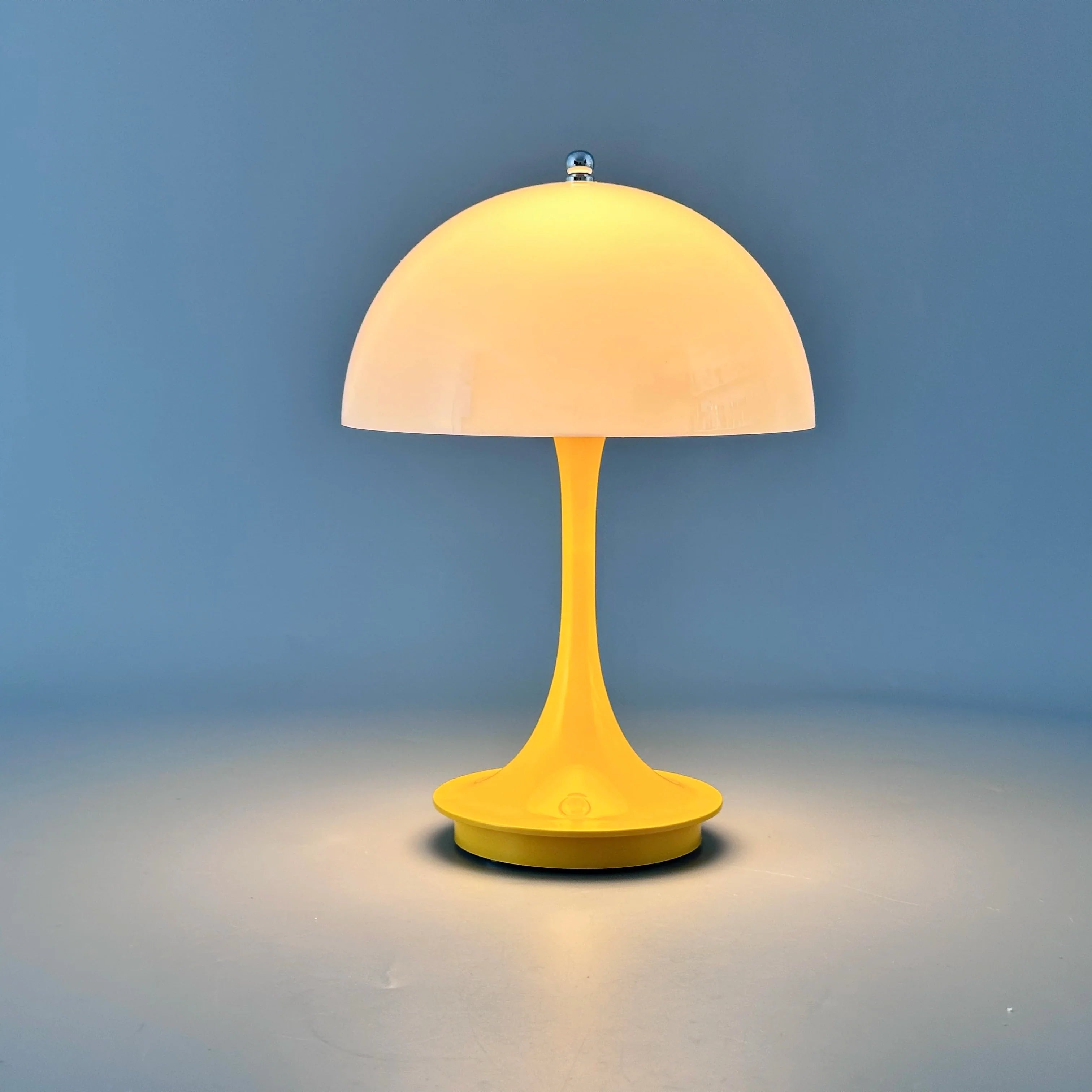 LED Tischlampe – Wiederaufladbar und mit drei Helligkeitsstufen 
