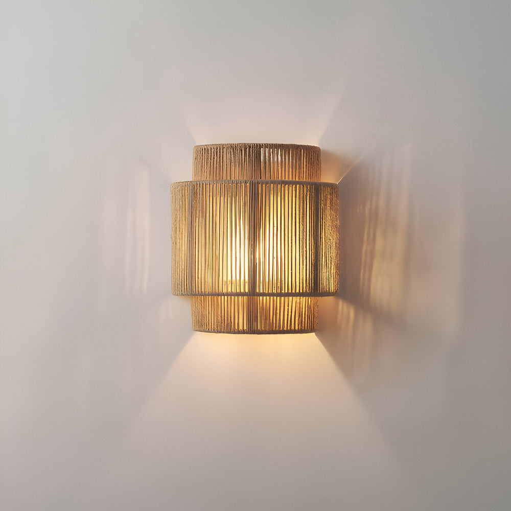 Rattanowa lampa ścienna z kloszem z liny konopnej - naturalne światło i autentyczny urok