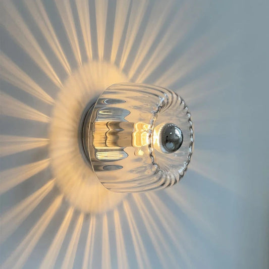 Éclairage Mural Raffiné – Jeu De Transparence Et De Lumière