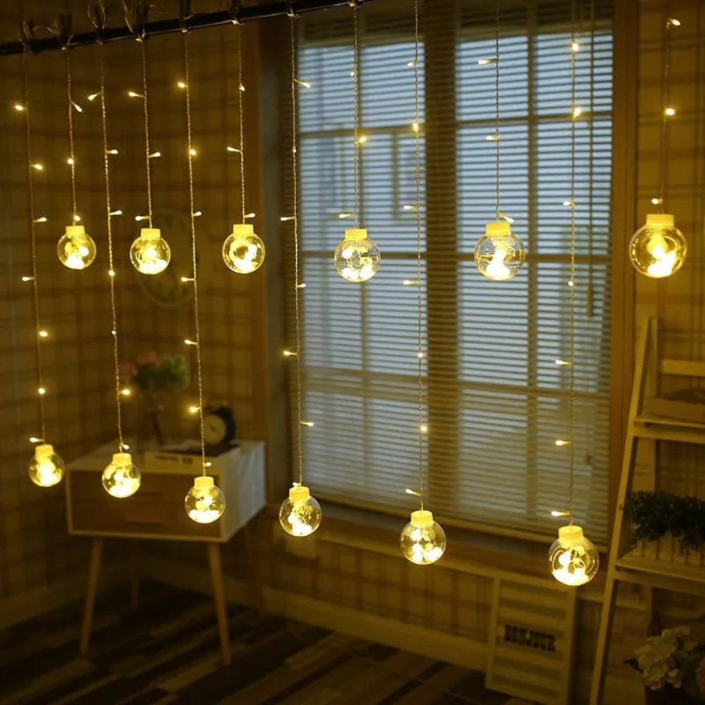 Cortină luminoasă cu bile suspendate — atmosferă caldă și feerică 