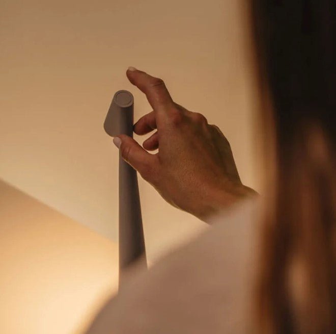 Bezdrôtová LED stolná lampa – minimalistický a elegantný dizajn 
