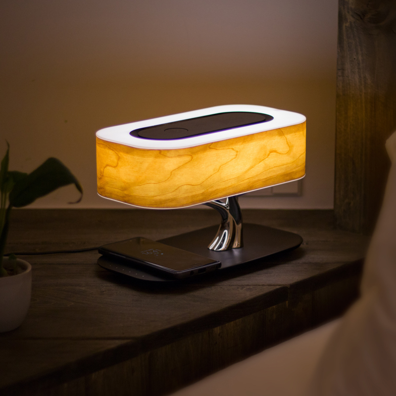 Multifunktionel Lampe— LED Lys, Trådløs Oplader Og Bluetooth Audio 