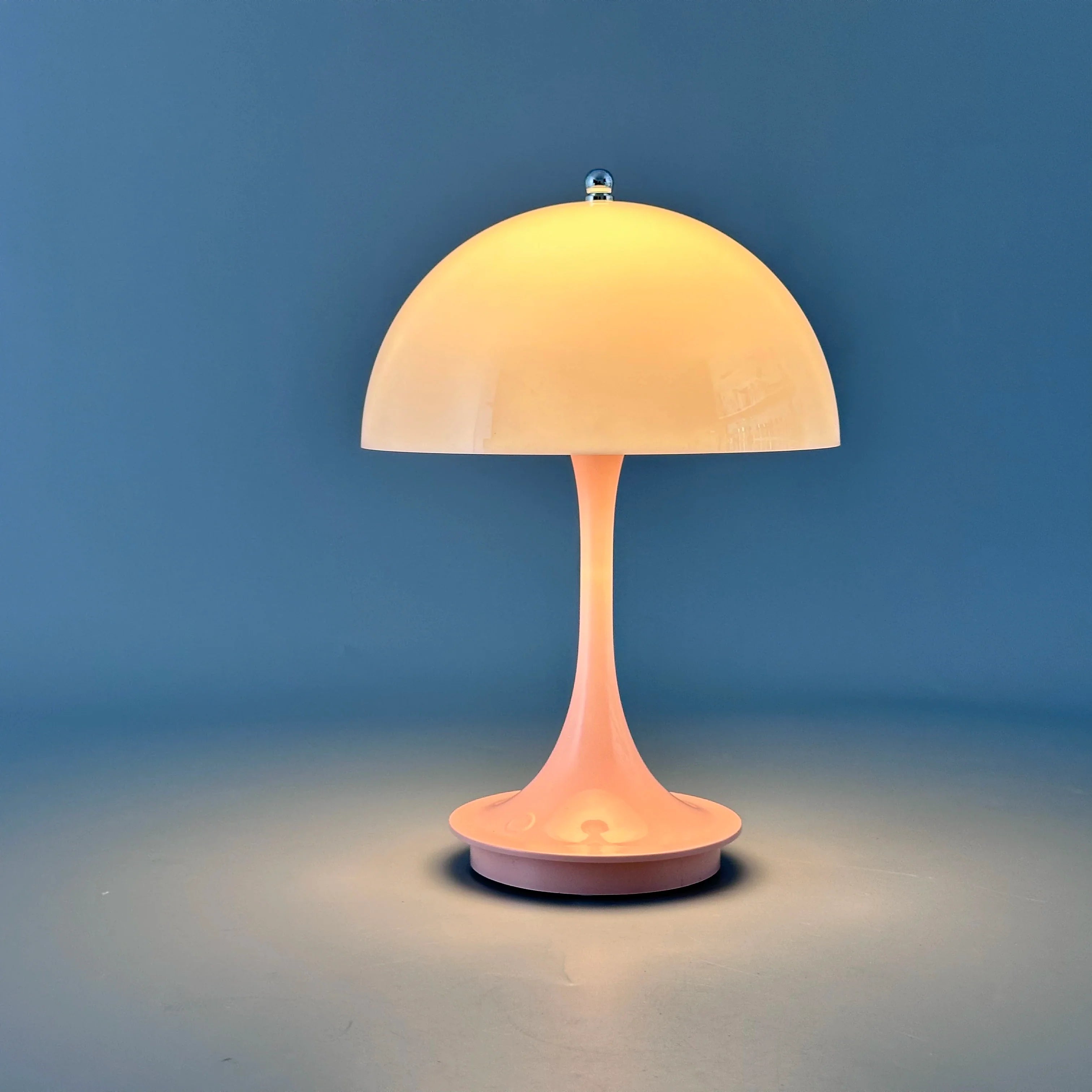 LED Tischlampe – Wiederaufladbar und mit drei Helligkeitsstufen 