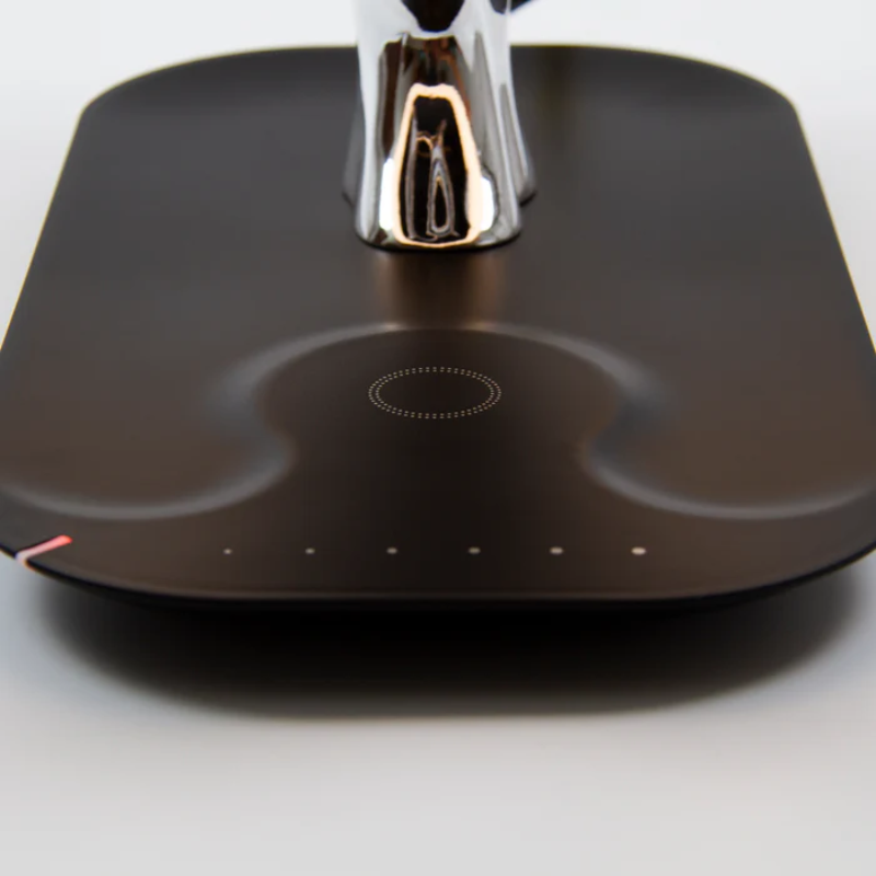 Multifunktionel Lampe— LED Lys, Trådløs Oplader Og Bluetooth Audio 
