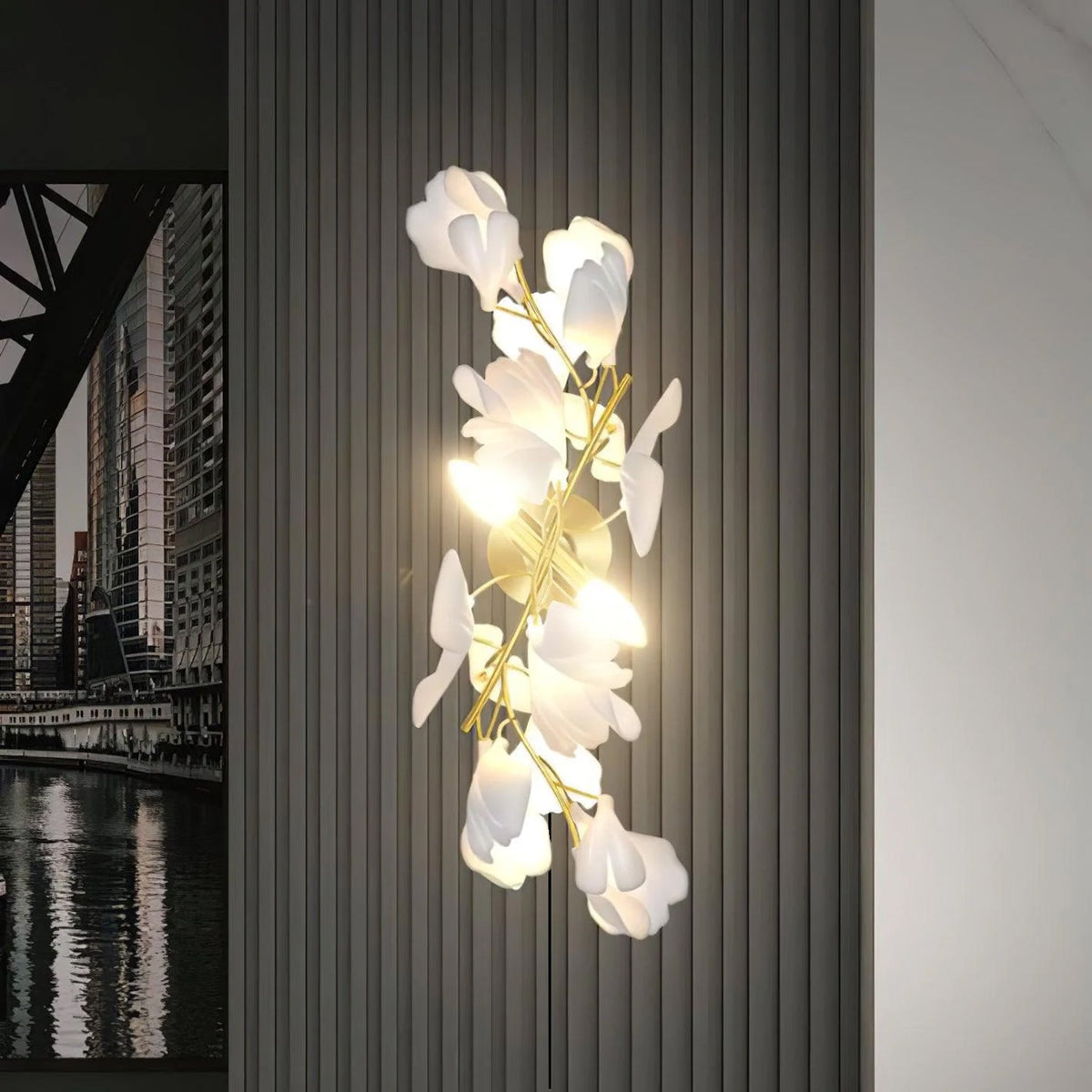 Blomstret vegglampe - Gylden eleganse og mykt lys