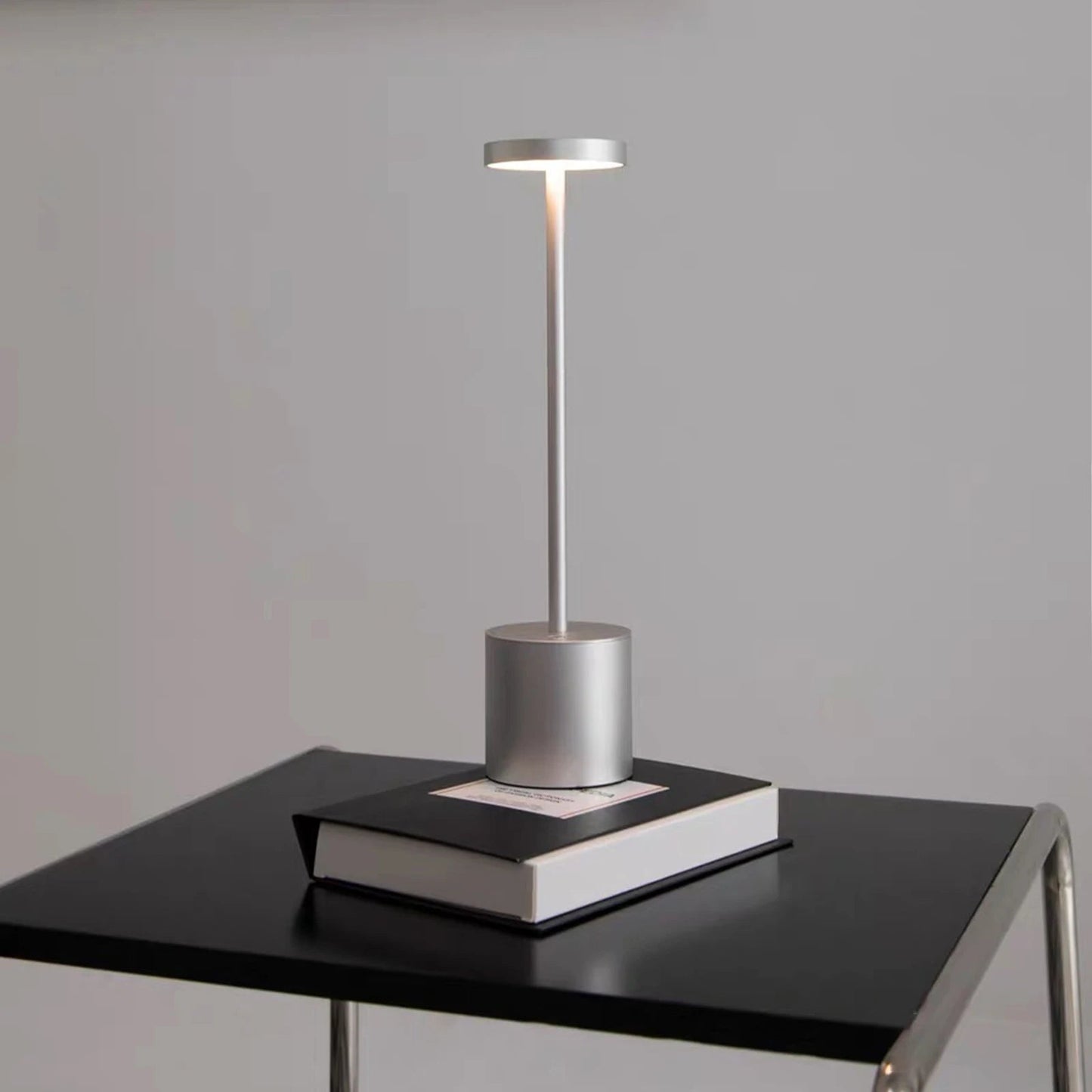 Lámpara de Mesa LED Táctil Recargable – Iluminación Práctica y Moderna 