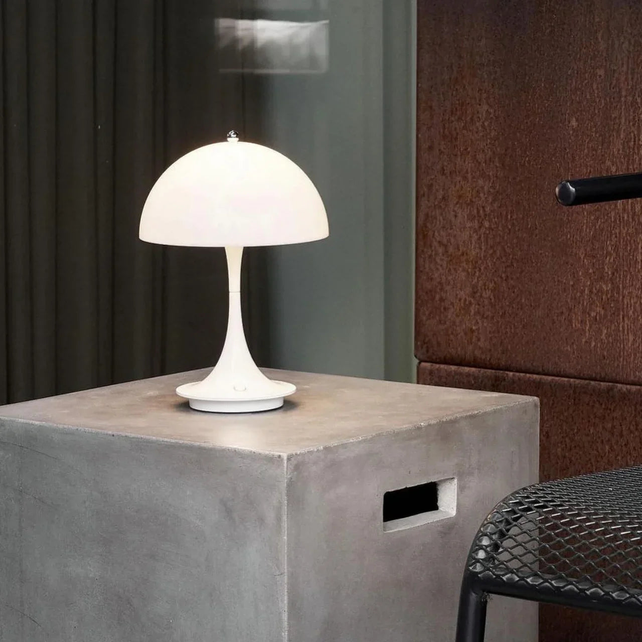 LED Tischlampe – Wiederaufladbar und mit drei Helligkeitsstufen 