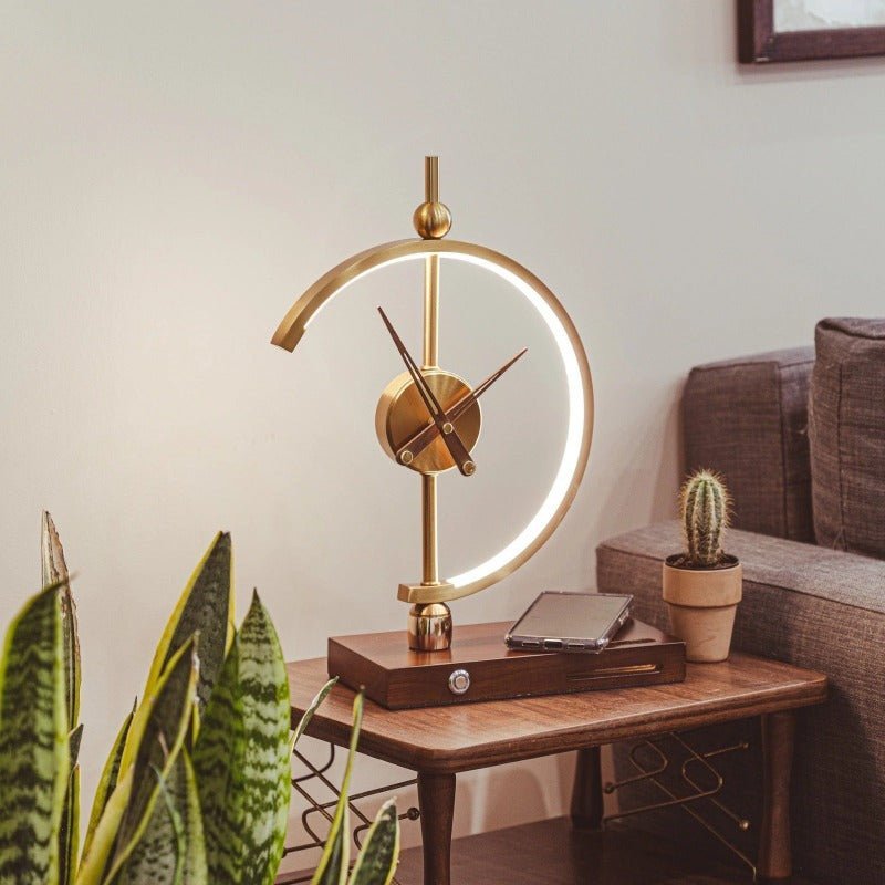 Lampa stołowa z zegarem i ładowarką bezprzewodową – nowoczesny i praktyczny design 