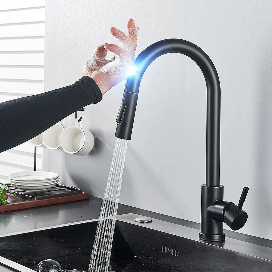 Torneira de Cozinha Inteligente – Sensor Táctil e Chuveiro Flexível 